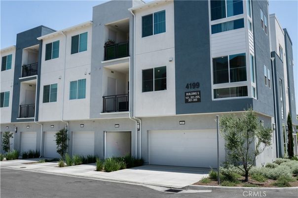 Attached, Exterior, Facade, Rowhouse