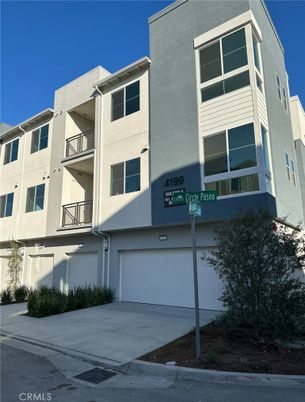 Attached, Exterior, Facade, Rowhouse