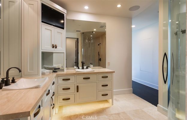 Bathroom, Dual Sink Vanities, Interior, Recessed Lighting