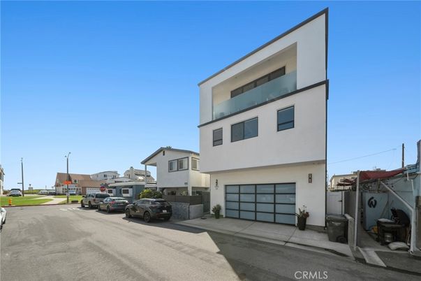 Attached, Exterior, Facade, Modern