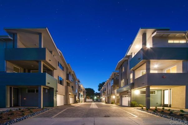 Attached, Exterior, Facade, Modern