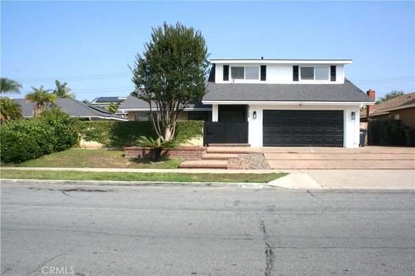 Attached, Exterior, Facade, Split Level