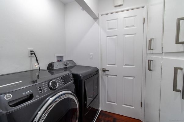 Interior, Washer, Wood Texture Flooring