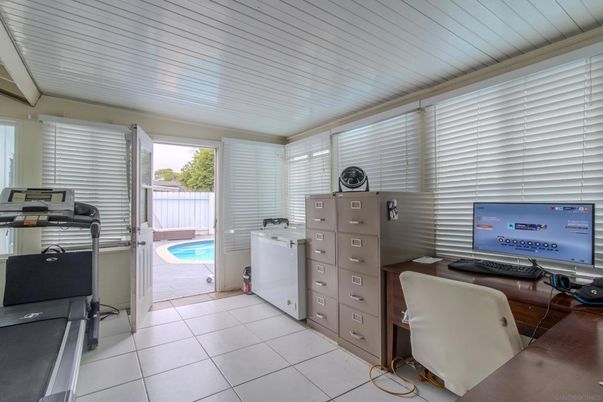 Home Office, Interior