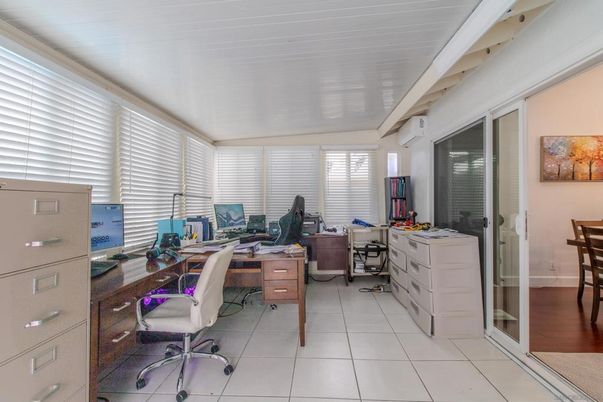 Home Office, Interior