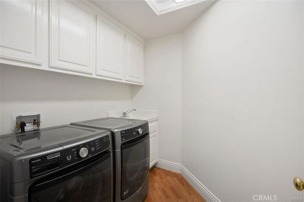 Interior, Washer, Wood Texture Flooring