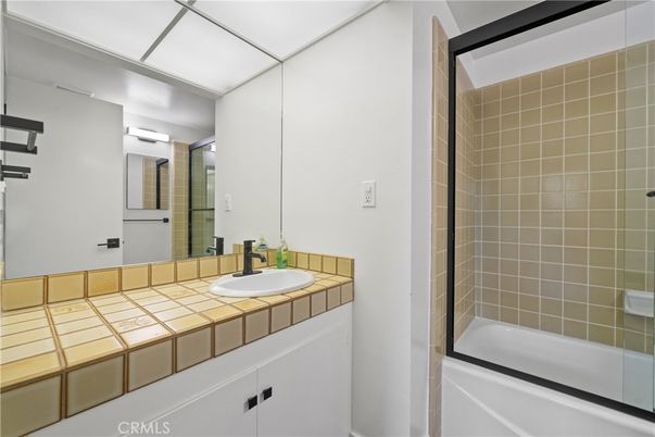 Bathroom, Interior, Tile Countertops