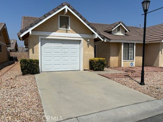 Attached, Exterior, Facade, American Craftsman
