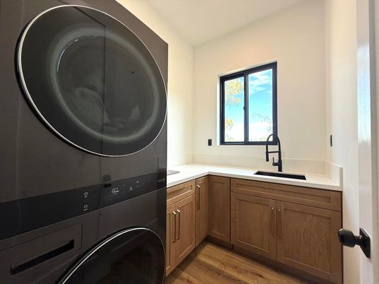 Interior, Washer, Wood Texture Flooring