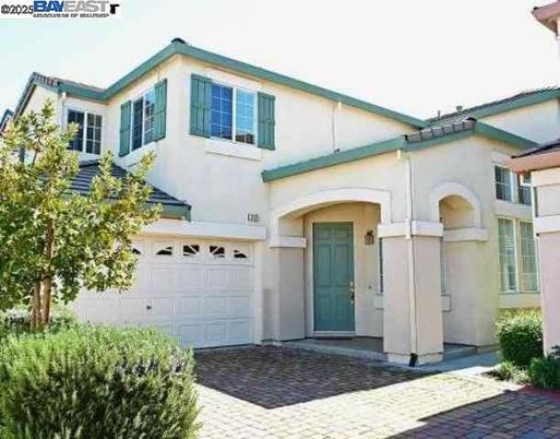 Attached, Exterior, Facade, Mediterranean
