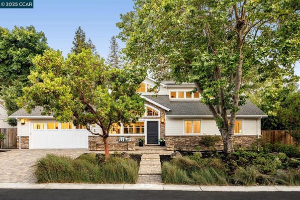 Attached, Exterior, Facade, Cape Cod