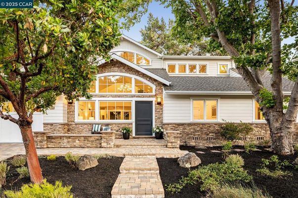 Exterior, Facade, American Craftsman