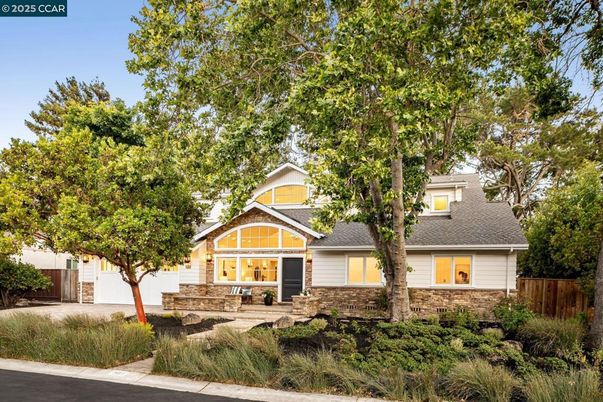 Attached, Exterior, Facade, Cape Cod