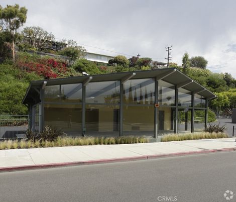 Exterior, Facade, Modern
