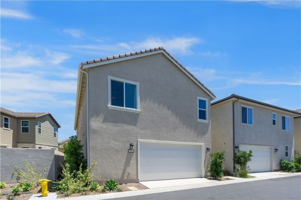 Attached, Exterior, Facade, Mediterranean
