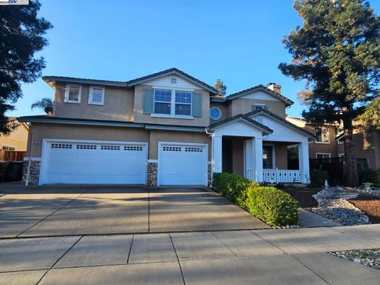 Attached, Exterior, Facade, American Craftsman