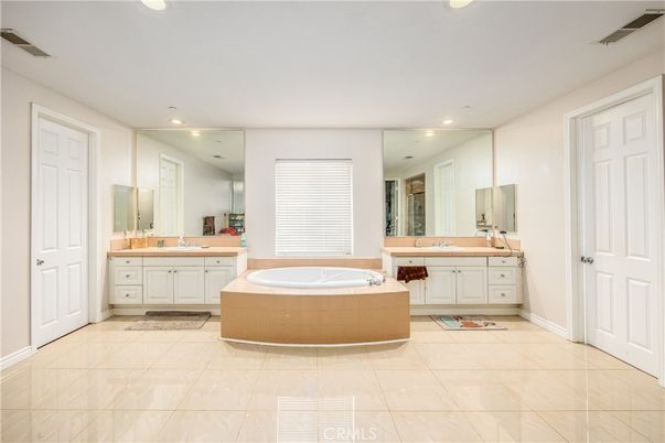 Bathroom, Dual Sink Vanities, Interior, Recessed Lighting