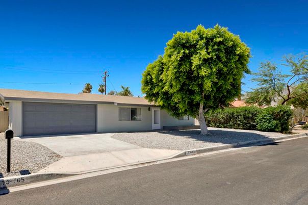 Attached, Exterior, Facade, Ranch