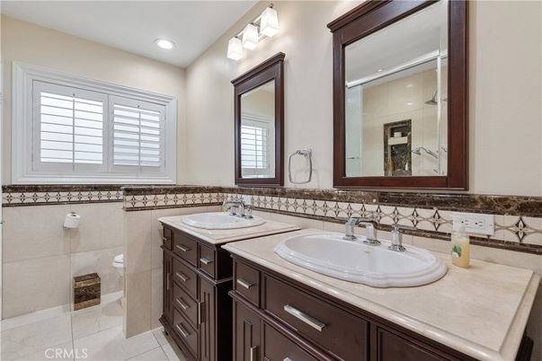 Bathroom, Dual Sink Vanities, Interior, Recessed Lighting