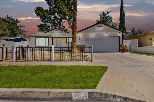 Attached, Exterior, Facade, Ranch