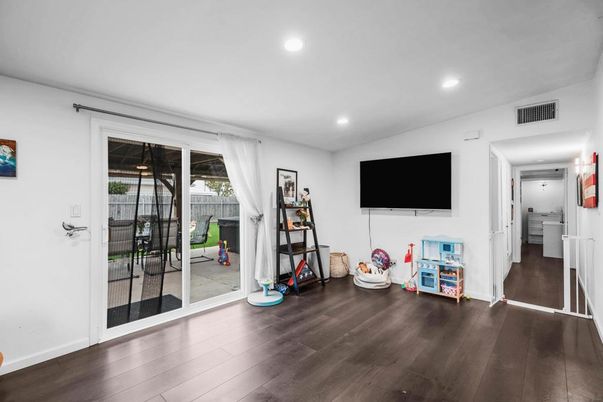 Interior, Recessed Lighting, Wood Texture Flooring