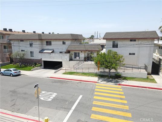 Attached, Exterior, Facade, Modern