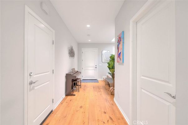 Interior, Piano, Recessed Lighting, Wood Texture Flooring