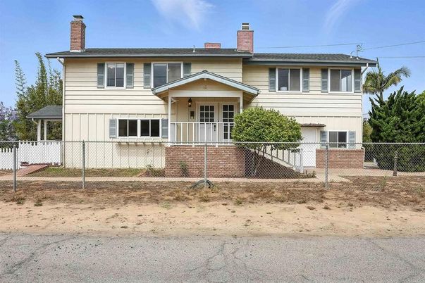 Exterior, Facade, Split Level