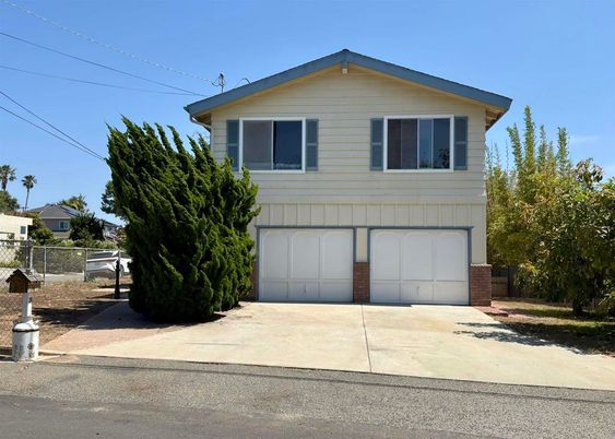 Attached, Exterior, Facade, Split Level