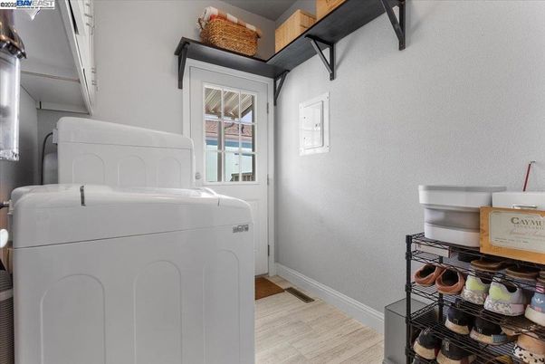 Interior, Washer, Wood Texture Flooring