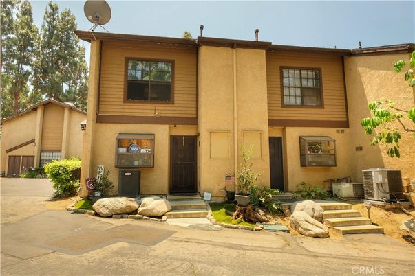 Exterior, Facade, Rowhouse