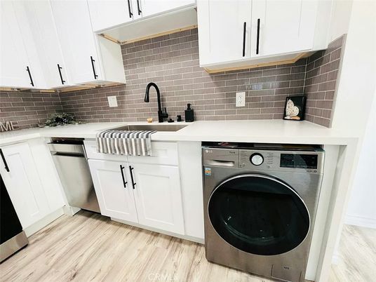 Interior, Washer, Wood Texture Flooring