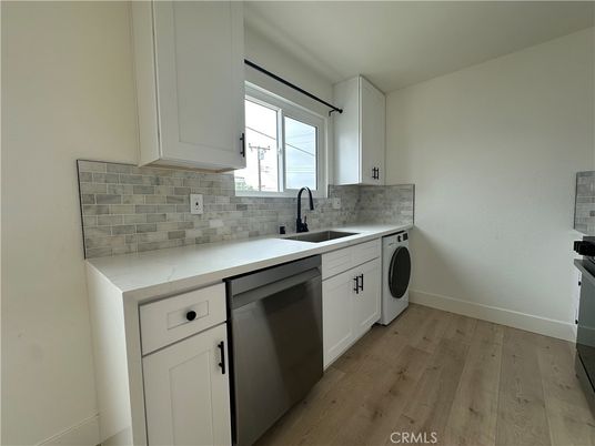 Interior, Washer, Wood Texture Flooring