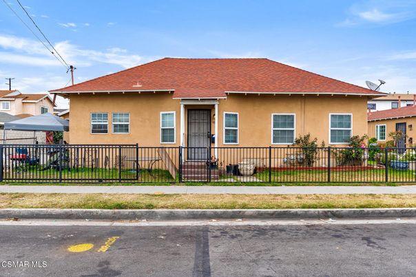 Exterior, Facade, Ranch