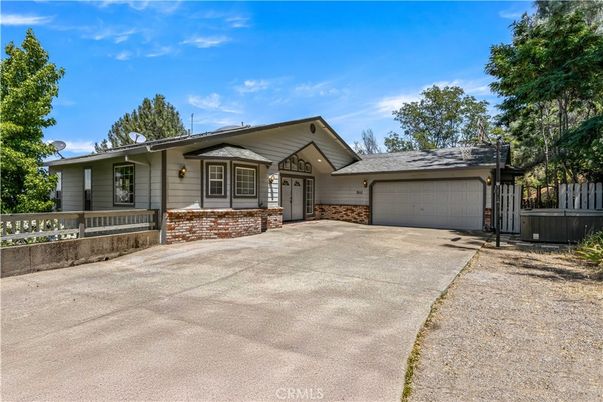 Attached, Exterior, Facade, Ranch