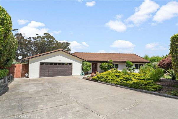 Attached, Exterior, Facade, Ranch