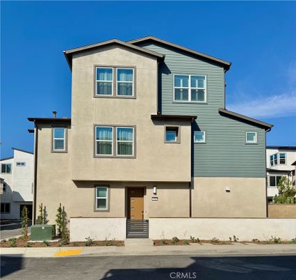 Exterior, Facade, Rowhouse