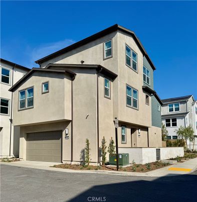 Attached, Exterior, Facade, Rowhouse