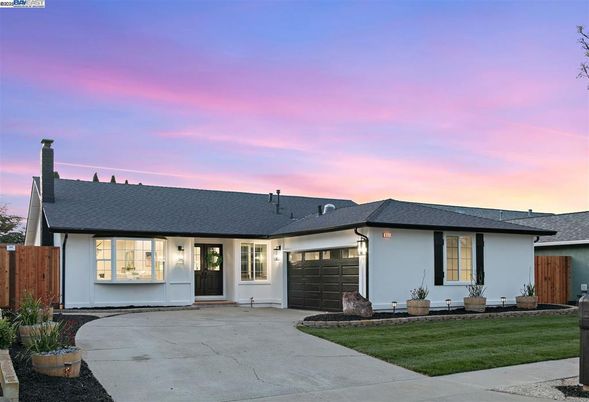 Attached, Exterior, Facade, Ranch