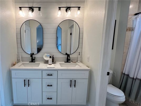 Bathroom, Dual Sink Vanities, Interior