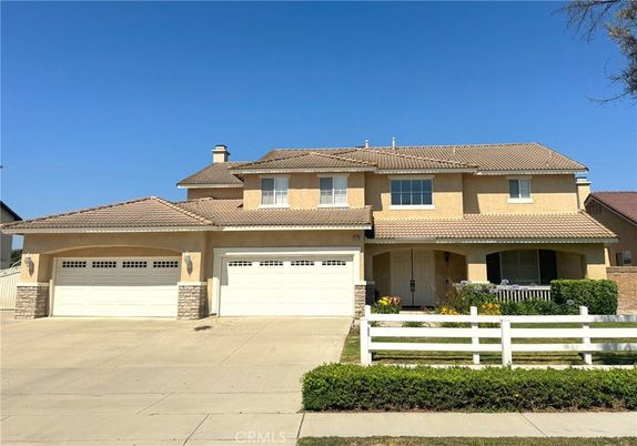 Attached, Exterior, Facade, Mediterranean