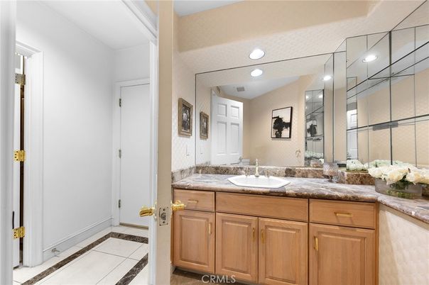 Bathroom, Dual Sink Vanities, Interior, Recessed Lighting