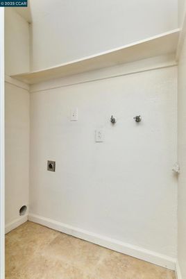 Empty room, Interior