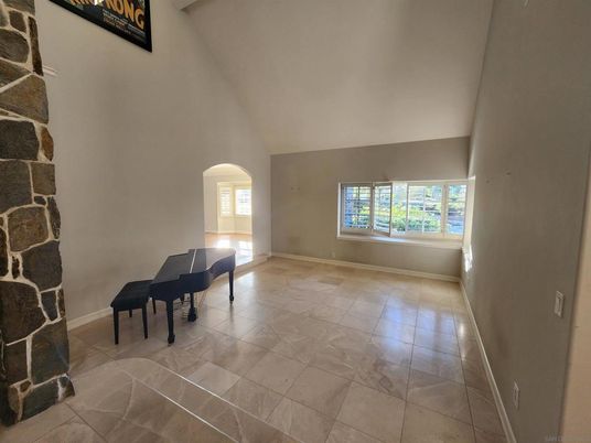 Interior, Piano