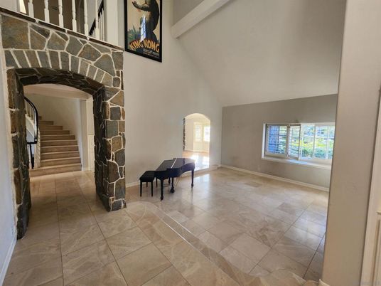Interior, Piano
