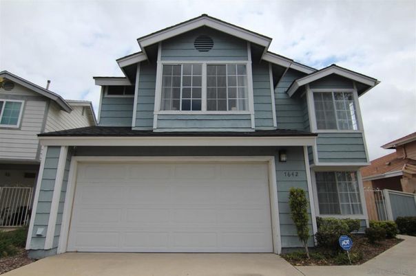 Attached, Exterior, Facade, American Craftsman