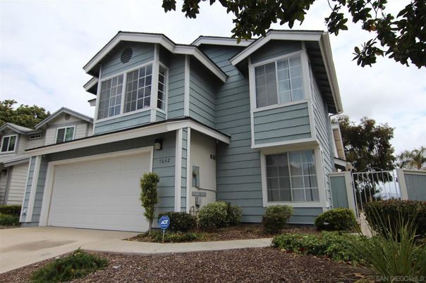 Attached, Exterior, Facade, American Craftsman