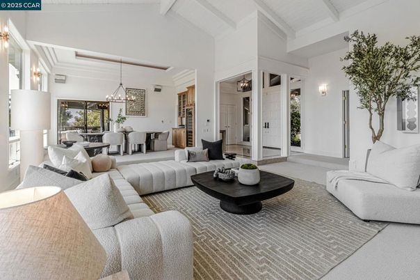 Chandelier, Dining room, Interior, Living room, Pendant Lights