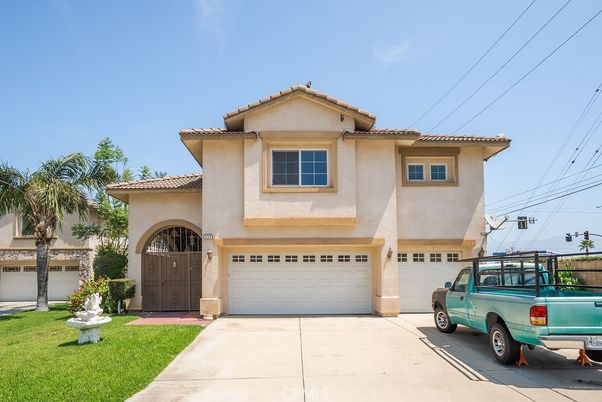 Attached, Exterior, Facade, Mediterranean