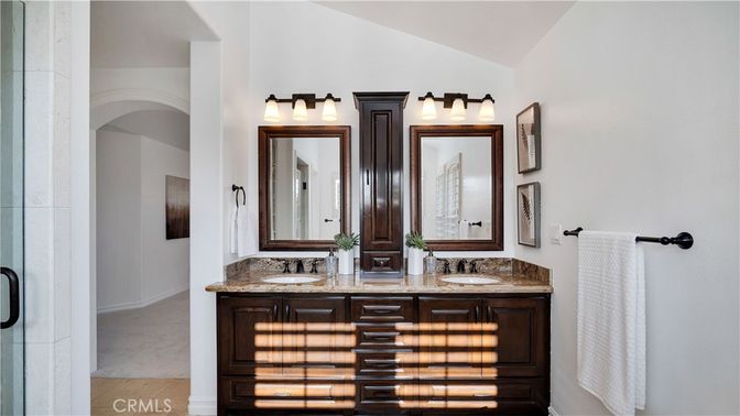 Bathroom, Dual Sink Vanities, Interior